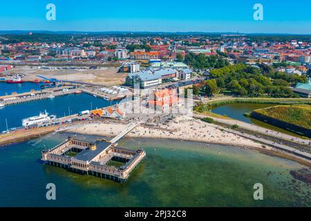 Varberg, Schweden, 12. Juli 2022: Die schwedische Stadt Varberg aus der Vogelperspektive. Stockfoto