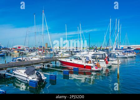 Varberg, Schweden, 12. Juli 2022: Jachthafen in der schwedischen Stadt Varberg. Stockfoto