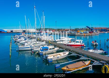 Varberg, Schweden, 12. Juli 2022: Jachthafen in der schwedischen Stadt Varberg. Stockfoto