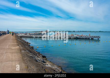 Varberg, Schweden, 12. Juli 2022: Sonnenbaden auf einem Pier in der schwedischen Stadt Varberg. Stockfoto