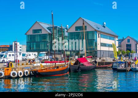 Varberg, Schweden, 12. Juli 2022: Jachthafen in der schwedischen Stadt Varberg. Stockfoto