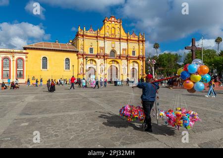 Ballonverkäufer in San Cristobal de las Casas und Kathedrale, Chiapas, Mexiko. Stockfoto