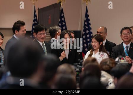 New York, New York, USA. 30. März 2023. Der Präsident von Taiwan Tsai ing-wen besucht am 30. März 2023 das Taipei Economic and Cultural Office in der 42. Street in New York. Der Präsident Taiwans besucht die USA in Washington, DC und Los Angeles und besucht später südamerikanische Länder. (Kreditbild: © Lev Radin/ZUMA Press Wire) NUR REDAKTIONELLE VERWENDUNG! Nicht für den kommerziellen GEBRAUCH! Stockfoto