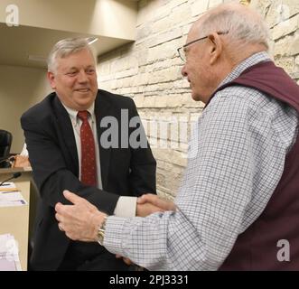 Mount Pleasant, Wisconsin, USA. 30. März 2023. Mount Pleasant, Wisconsin, Dorfpräsident DAVE DEGROOT, links, Und ALAN MARCUVITZ, der Anwalt, der das Dorf bei seinen Interaktionen mit Foxconn vertritt, feiert, nachdem der Dorfvorstand drei Vorschläge genehmigt hat, die Pläne von Microsoft umfassen, $1 Milliarden US-Dollar für die Entwicklung einer 315 Hektar großen Anlage auszugeben, die Teil des FoxconnÃs-Grundstücks im Dorf war, um ein Datenverarbeitungszentrum zu bauen. (Kreditbild: © Mark Hertzberg/ZUMA Press Wire) NUR REDAKTIONELLE VERWENDUNG! Nicht für den kommerziellen GEBRAUCH! Stockfoto