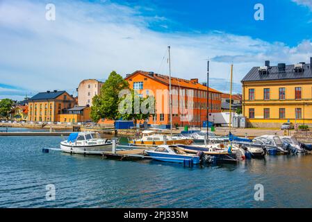 Karlskrona, Schweden, 14. Juli 2022: Marina in schwedischer Stadt Karlskrona. Stockfoto