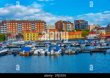 Karlskrona, Schweden, 14. Juli 2022: Marina in schwedischer Stadt Karlskrona. Stockfoto