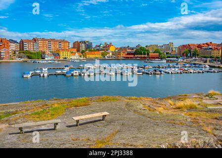 Karlskrona, Schweden, 14. Juli 2022: Marina in schwedischer Stadt Karlskrona. Stockfoto