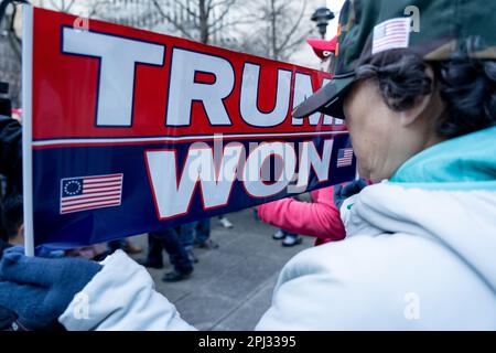 Trump-Anhänger versammeln sich in Lower Manhattan, um gegen die mögliche Anklage des ehemaligen Präsidenten Donald Trump zu protestieren Stockfoto