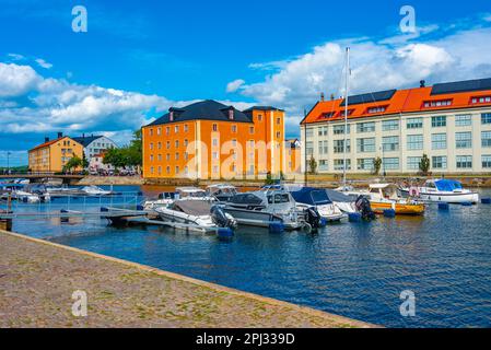 Karlskrona, Schweden, 14. Juli 2022: Marina in schwedischer Stadt Karlskrona. Stockfoto