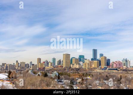 Edmonton, Alberta. 30. März 2023. Skyline von Downtown Edmonton am Morgen mit Muttart Conservatory im Blick. Stockfoto