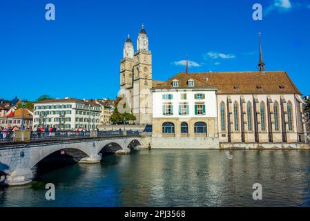 Zürich, Schweiz, 21. September 2022: Panoramablick auf den Fluss Limmat mit dem Grossmusterdom und der Wasserkirche in Zürich, Schweiz. Stockfoto