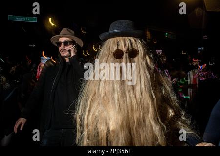 Die Besucher drängen sich auf die Straßen für die jährliche New Yorker Village Halloween Parade an der Sixth Ave in Manhattan Stockfoto