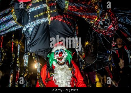 Die Besucher drängen sich auf die Straßen für die jährliche New Yorker Village Halloween Parade an der Sixth Ave in Manhattan Stockfoto