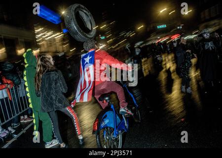 Die Besucher drängen sich auf die Straßen für die jährliche New Yorker Village Halloween Parade an der Sixth Ave in Manhattan Stockfoto