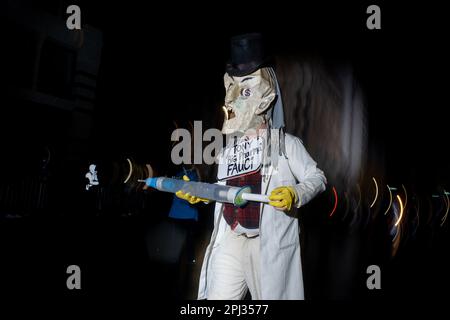 Die Besucher drängen sich auf die Straßen für die jährliche New Yorker Village Halloween Parade an der Sixth Ave in Manhattan Stockfoto