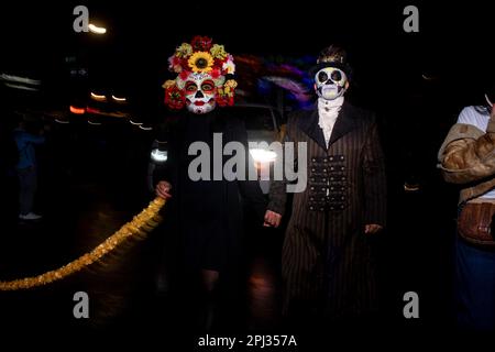 Die Besucher drängen sich auf die Straßen für die jährliche New Yorker Village Halloween Parade an der Sixth Ave in Manhattan Stockfoto
