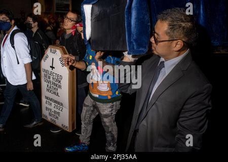 Die Besucher drängen sich auf die Straßen für die jährliche New Yorker Village Halloween Parade an der Sixth Ave in Manhattan Stockfoto