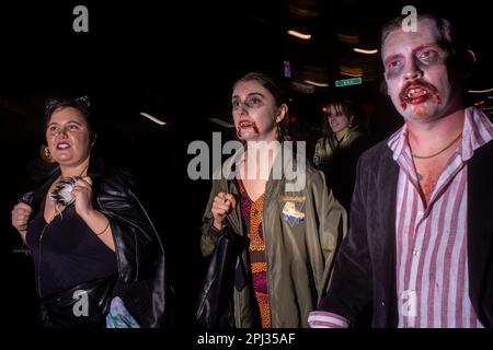 Die Besucher drängen sich auf die Straßen für die jährliche New Yorker Village Halloween Parade an der Sixth Ave in Manhattan Stockfoto