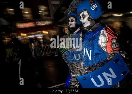 Die Besucher drängen sich auf die Straßen für die jährliche New Yorker Village Halloween Parade an der Sixth Ave in Manhattan Stockfoto