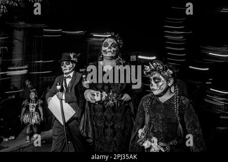 Die Besucher drängen sich auf die Straßen für die jährliche New Yorker Village Halloween Parade an der Sixth Ave in Manhattan Stockfoto