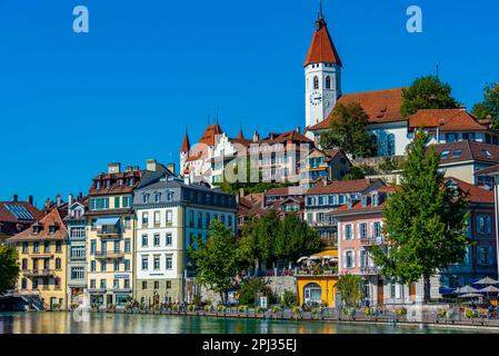 Thun, Schweiz, 22. September 2022: Schloss Thun mit Blick auf den Fluss Aare in der Schweiz. Stockfoto