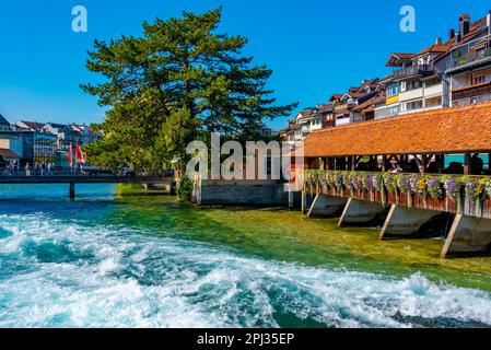 Thun, Schweiz, 22. September 2022: Untere Schleuse überdachte Brücke in Schweizer Stadt Thun. Stockfoto