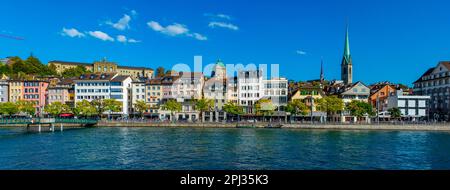 Zürich, Schweiz, 21. September 2022: Panoramablick auf den Fluss Limmat mit ETH-Universitätsgebäude in Zürich, Schweiz Stockfoto