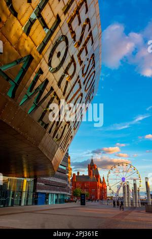 Cardiff, Wales, 16. September 2022: Sonnenuntergang über dem Wales Millennium Centre in der walisischen Hauptstadt Cardiff. Stockfoto