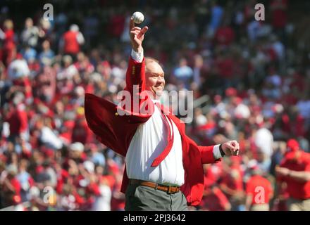 St. Louis, Usa. 30. März 2023. Ehemaliger St. Scott Rolen, der dritte Baseman der Louis Cardinals und neu gewähltes Mitglied der National Baseball Hall of Fame, wirft einen feierlichen ersten Wurf vor den Toronto Blue Jays-St. Louis Cardinals Baseballspiel im Busch Stadium in St. Louis am Donnerstag, den 30. März 2023. Foto: Bill Greenblatt/UPI Credit: UPI/Alamy Live News Stockfoto