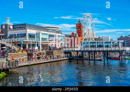 Cardiff, Wales, 17. September 2022: Restaurants am Mermaid Quay in der walisischen Hauptstadt Cardiff. Stockfoto