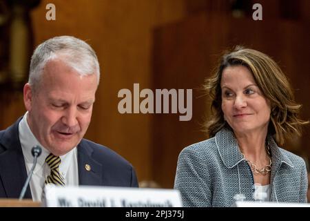 Senatorin Dan Sullivan (Republikaner von Alaska), Linke, spricht zur Unterstützung von Robin Dunnigan, rechts, als sie vor einer Anhörung des Senatsausschusses für Auswärtige Beziehungen erscheint, um ihre Nominierung als Botschafterin in Georgien im Dirksen Senate Office Building in Washington, DC, Donnerstag, 30. März 2023. Kredit: Rod Lamkey/CNP/MediaPunch Stockfoto