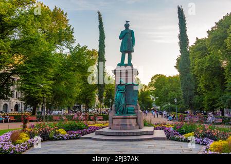 Helsinki, Finnland, 20. Juli 2022: Statue des finnischen Nationaldichters JL Runeberg in der Esplanadi Park Avenue in Helsinki, Finnland. Stockfoto