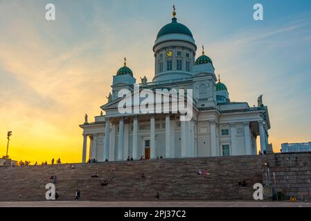 Helsinki, Finnland, 20. Juli 2022: Sonnenuntergang über der Kathedrale von Helsinki, Finnland. Stockfoto