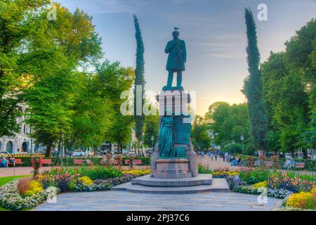 Helsinki, Finnland, 20. Juli 2022: Statue des finnischen Nationaldichters JL Runeberg in der Esplanadi Park Avenue in Helsinki, Finnland. Stockfoto