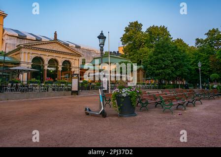 Helsinki, Finnland, 21. Juli 2022: Sunrise over Esplanadin puisto - Esplanade Park im Zentrum von Helsinki, Finnland. Stockfoto