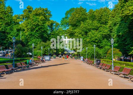 Helsinki, Finnland, 21. Juli 2022: Die Menschen spazieren durch den Esplanadin Puisto - Esplanade Park im Zentrum von Helsinki, Finnland. Stockfoto