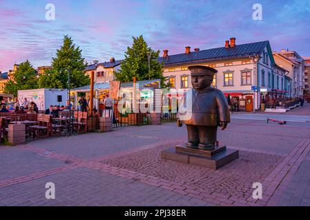 Oulu, Finnland, 22. Juli 2022: Skulptur Toripolliisi patsas in der finnischen Stadt Oulu. Stockfoto