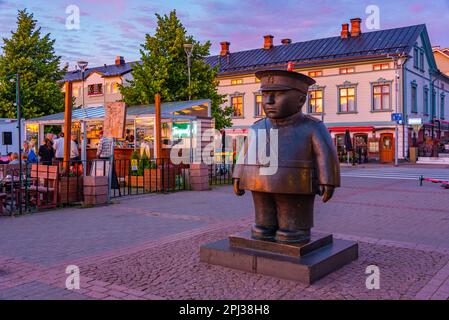 Oulu, Finnland, 22. Juli 2022: Skulptur Toripolliisi patsas in der finnischen Stadt Oulu. Stockfoto