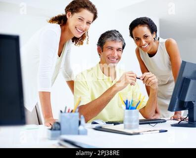 Lässig gekleidete Geschäftsleute, die lächeln. Porträt von lässig gekleideten Geschäftsleuten, die lächeln. Stockfoto