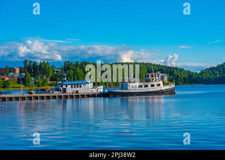 Jyväskylä, Finnland, 24. Juli 2022: Touristenboote an einem See in Jyväskylä, Finnland Stockfoto