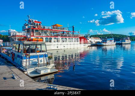 Jyväskylä, Finnland, 24. Juli 2022: Touristenboote an einem See in Jyväskylä, Finnland Stockfoto