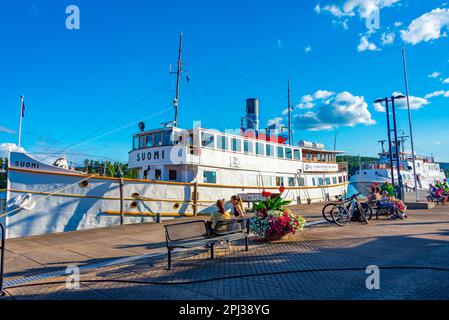 Jyväskylä, Finnland, 24. Juli 2022: Touristenboote an einem See in Jyväskylä, Finnland Stockfoto