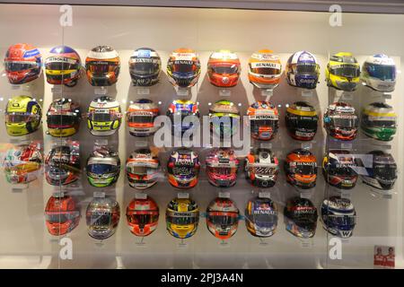 Cayes, Spanien. 30. März 2023. Cayes, SPANIEN: Die Helme der meisten Fahrer, mit denen er das Netz geteilt hat, während eines Besuchs im Fernando Alonso Museum am 30. März 2023 im Fernando Alonso Museum and Circuit, Cayes, Spanien. (Foto: Alberto Brevers/Pacific Press) Kredit: Pacific Press Media Production Corp./Alamy Live News Stockfoto