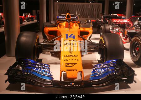 Cayes, Spanien. 30. März 2023. Cayes, SPANIEN: Der McLaren MCL33, mit dem er sich bei einem Besuch des Fernando Alonso Museums am 30. März 2023 im Fernando Alonso Museum and Circuit in Cayes, Spanien, von der Formel 1 verabschieden würde. (Foto: Alberto Brevers/Pacific Press) Kredit: Pacific Press Media Production Corp./Alamy Live News Stockfoto