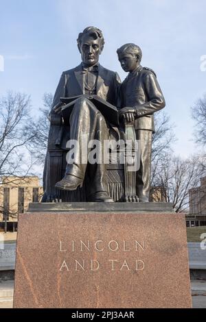 Lincoln und Tad Statue von Fred Martin und Mabel Landrum Torrey auf den westlichen Stufen des State Capitol von Iowa in des Moines Stockfoto