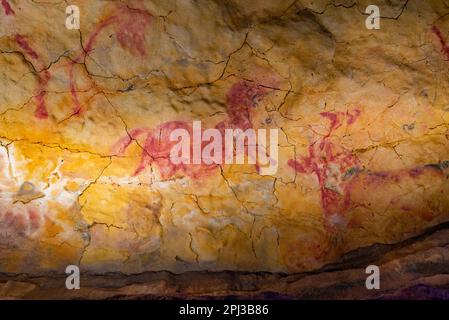 Santillana del Mar, Spanien, 12. Juni 2022: Felsgemälde an der Nachbildung der Altamira-Höhle in Santillana del Mar in Spanien. Stockfoto