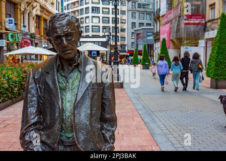 Oviedo, Spanien, 11. Juni 2022: Statue von Woody Allen in Oviedo, Spanien. Stockfoto