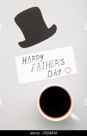 Vatertageskonzept einer Kaffeetasse mit grauem Hintergrund. Draufsicht Stockfoto