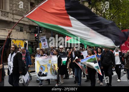 Buenos Aires, Argentinien. 30. März 2023. Soziale, politische und kulturelle Organisationen mobilisieren vor der israelischen Botschaft, um dem argentinischen Komitee die Solidarität mit dem palästinensischen Volk und der Föderation argentinisch-palästinensischer Einheiten zu bekunden, mit dem Ziel, an den Erdetag Palästina zu erinnern. (Kreditbild: © Esteban Osorio/Pacific Press via ZUMA Press Wire) NUR REDAKTIONELLE VERWENDUNG! Nicht für den kommerziellen GEBRAUCH! Stockfoto