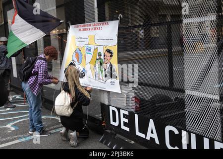 Buenos Aires, Argentinien. 30. März 2023. Soziale, politische und kulturelle Organisationen mobilisieren vor der israelischen Botschaft, um dem argentinischen Komitee die Solidarität mit dem palästinensischen Volk und der Föderation argentinisch-palästinensischer Einheiten zu bekunden, mit dem Ziel, an den Erdetag Palästina zu erinnern. (Kreditbild: © Esteban Osorio/Pacific Press via ZUMA Press Wire) NUR REDAKTIONELLE VERWENDUNG! Nicht für den kommerziellen GEBRAUCH! Stockfoto